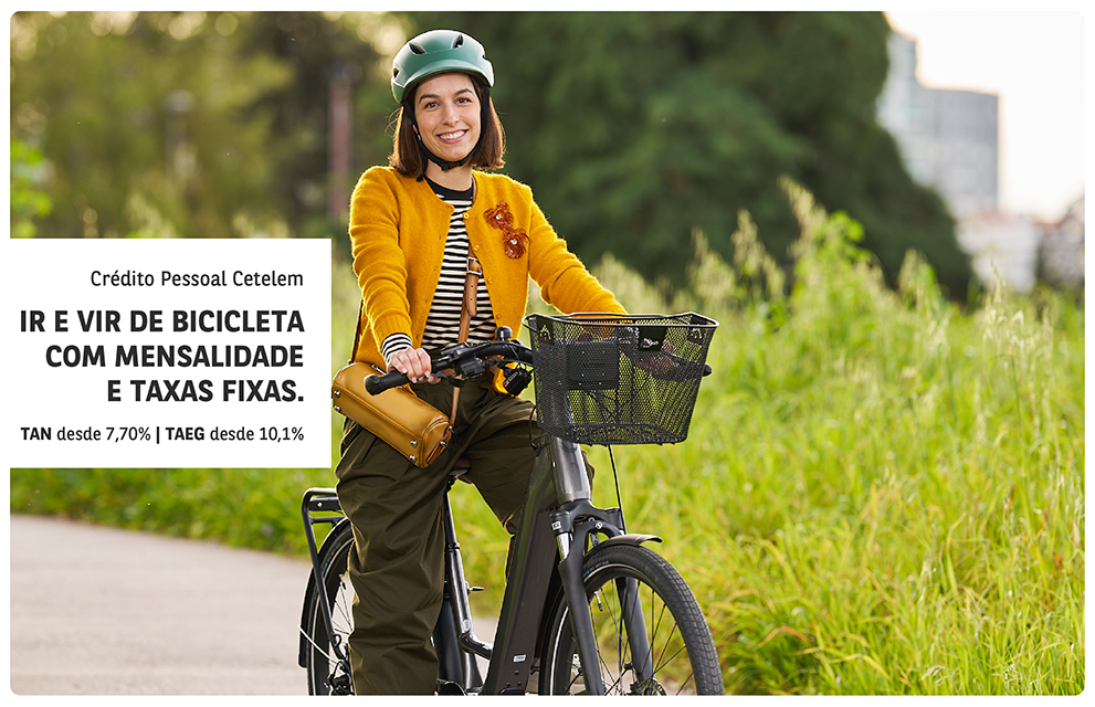Crédito mobilidade suave: mulher a andar de bicicletas elétricas